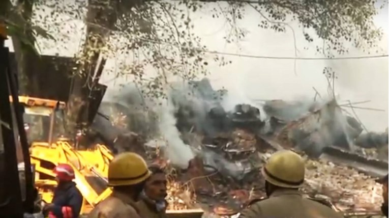 U tvornici u Indiji buknuo požar, urušila se pred vatrogascima